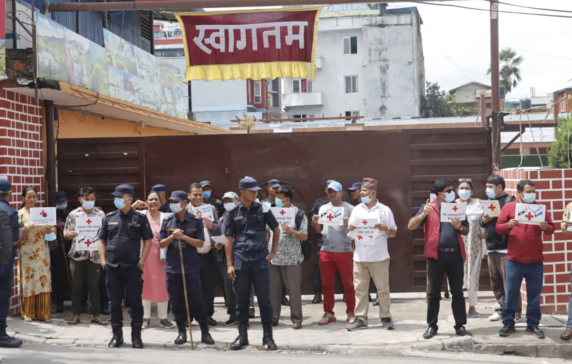 रेडक्रसलाई निजी कम्पनी बनाउन खोजेको भन्दै विरोध प्रदर्शन