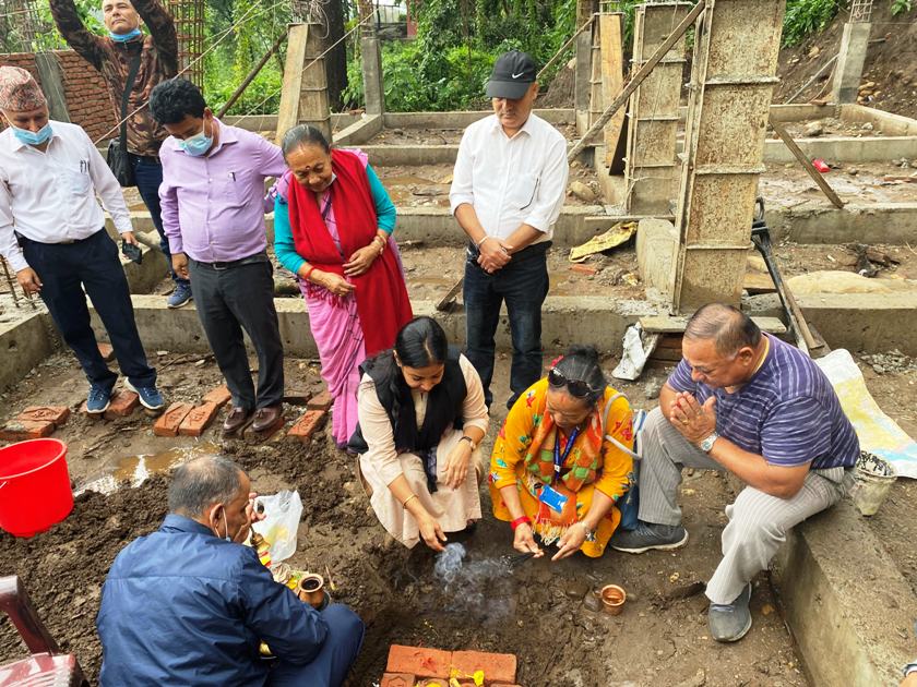 भरतपुर महानगरले देवघाटमा ६५ लाखको लागतमा आयुर्वेद औषधालय निर्माण गर्दै