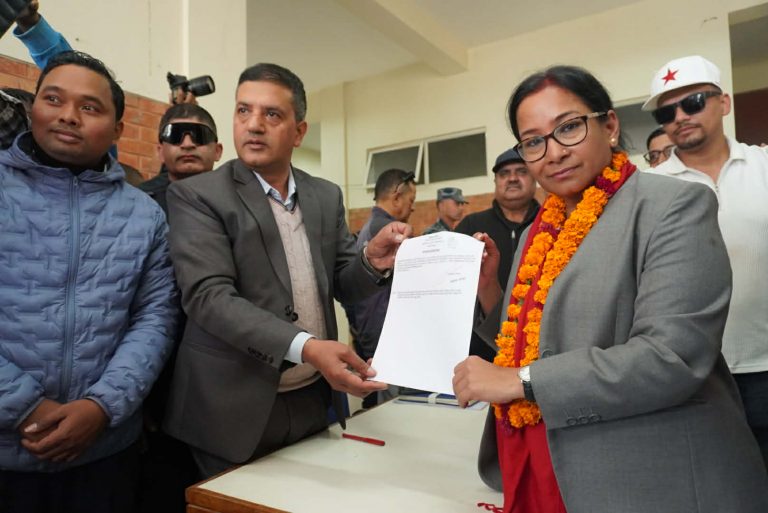 चितवन-३ बाट रेनु दाहालले गराइन् मनाेनयन दर्ता