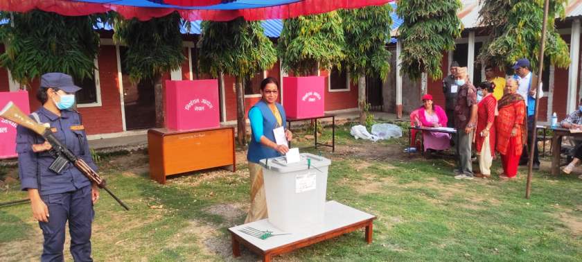 भरतपुर मेयरका पदका प्रत्यासी रेनु दाहालले गरिन् मतदान