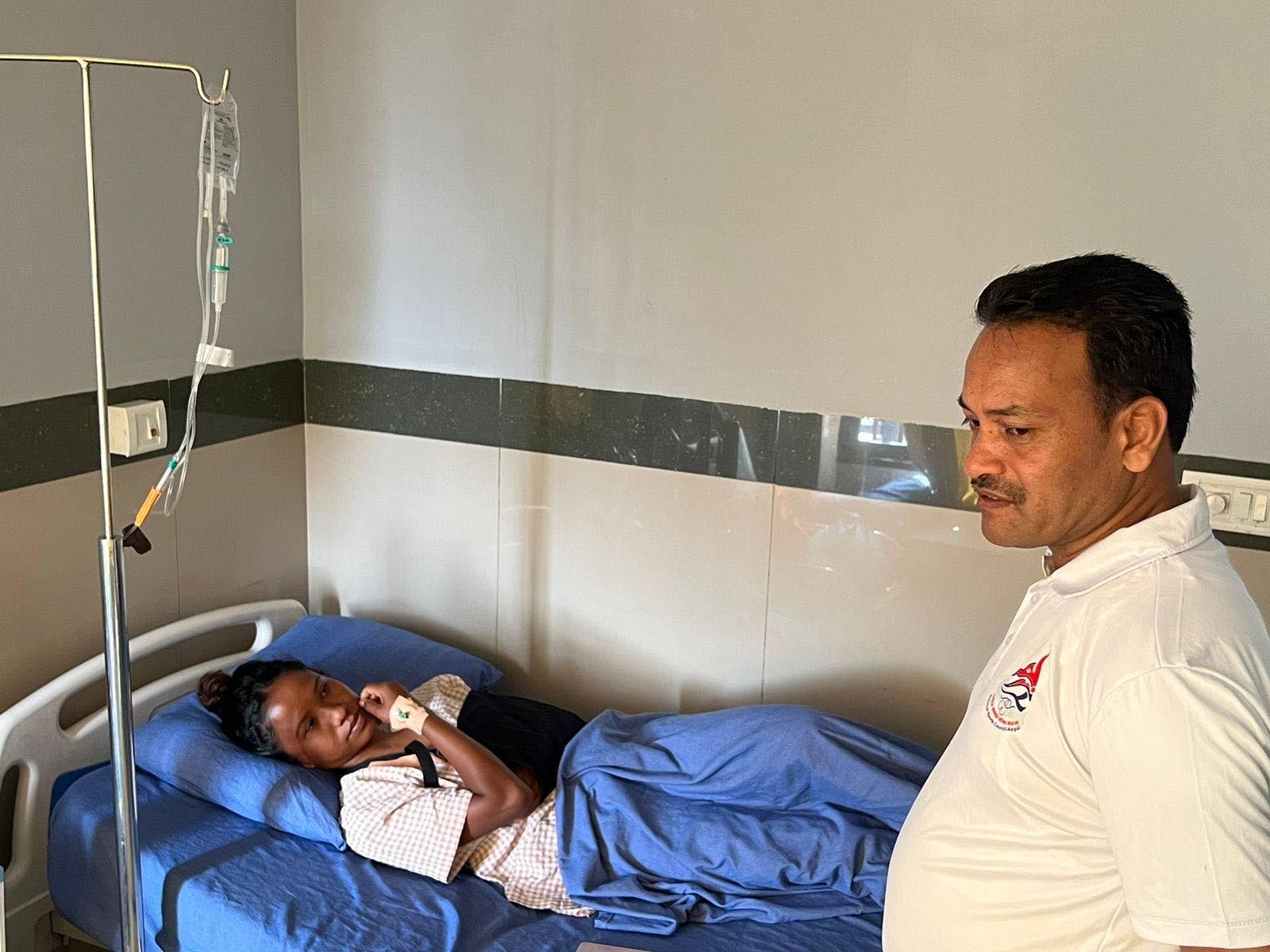 राष्ट्रिय फुटबल टिमकी कप्तान रेणुकालाई भेट्न अस्पताल पुगे मन्त्री अथक
