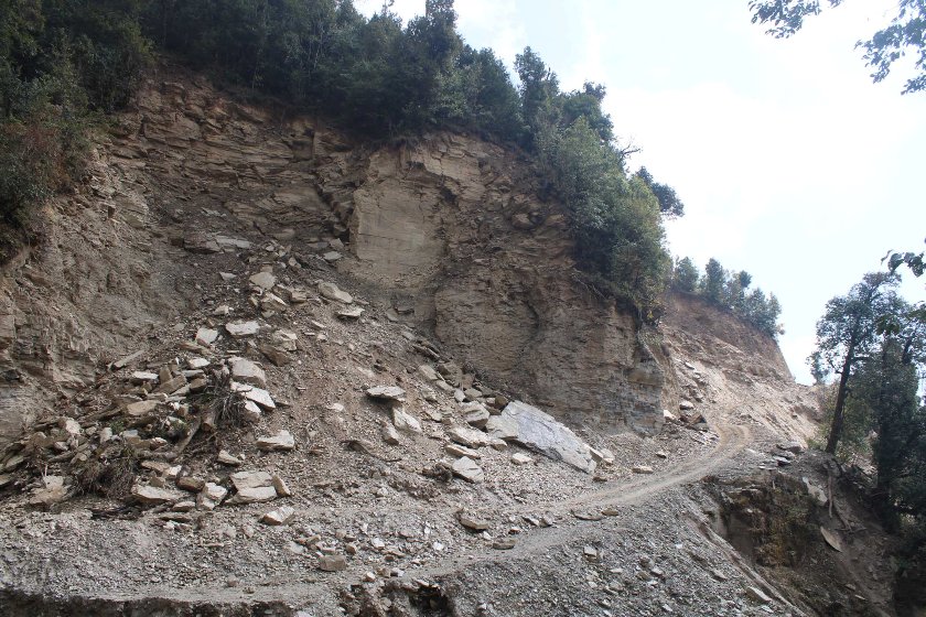 जथाभावी ढुंगा उत्खनन गर्दा सामुदायिक वनमा पहिरो, बस्ती जोखिममा