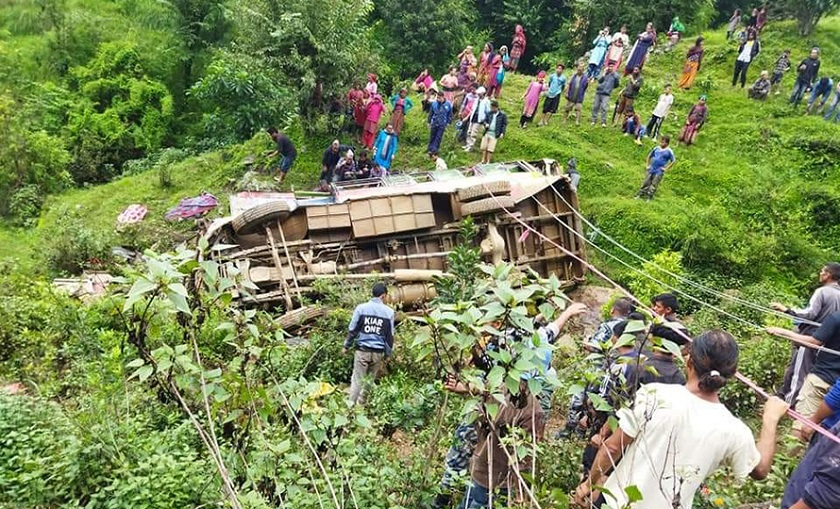 रोल्पामा यात्रुवाहक बस दुर्घटना,तीन जना गम्भीर घाइते