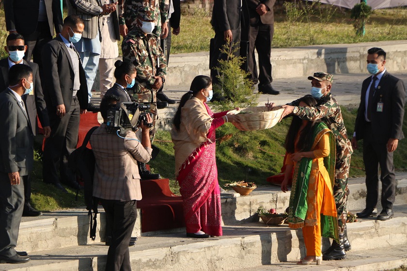 राष्ट्रपतिद्वारा सूर्यलाई अघ्र्य दिएर कमलपोखरीमा छठ पूजा