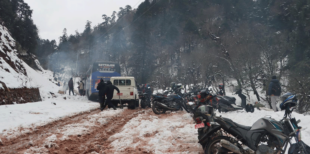 रुकुम पूर्वमा हिमपात, मध्यपहाडी लोकमार्ग अवरुद्ध