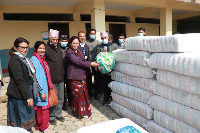 भरतपुर महानगरले बिद्यालय छात्राका लागि १ करोडको सेनेटरी प्याड बितरण गर्दै