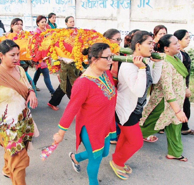 महिलाले शव बोकेर घाटसम्म पुर्‍याउदैं गरे दाहसंस्कार