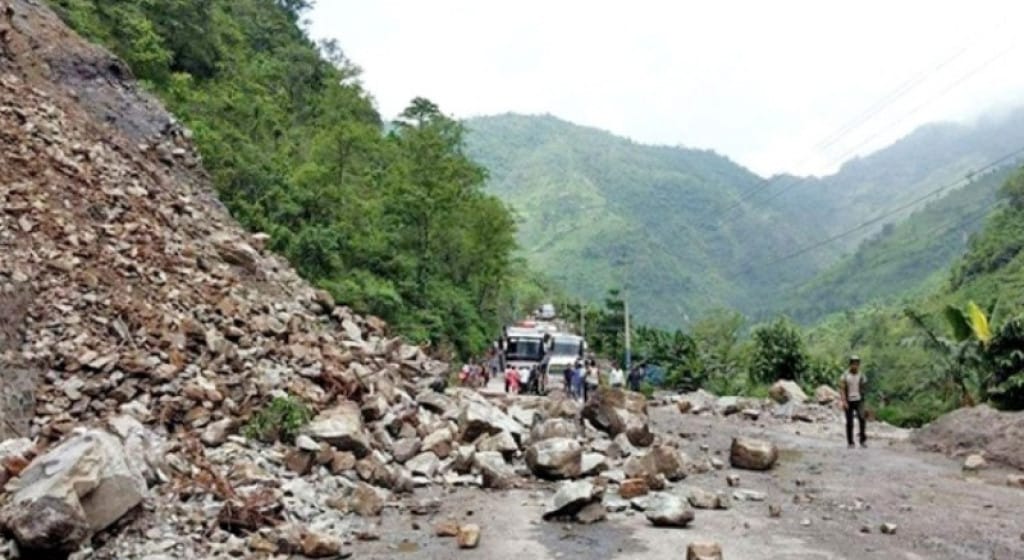 टोखा-छहरे सडकखण्ड अवरुद्ध