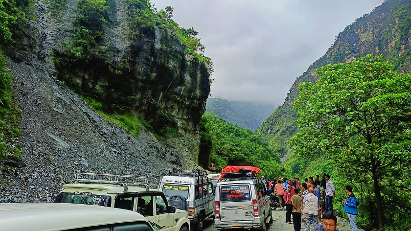 पहिरोका कारण सडक अवरुद्ध, यात्रुलाई सास्ती