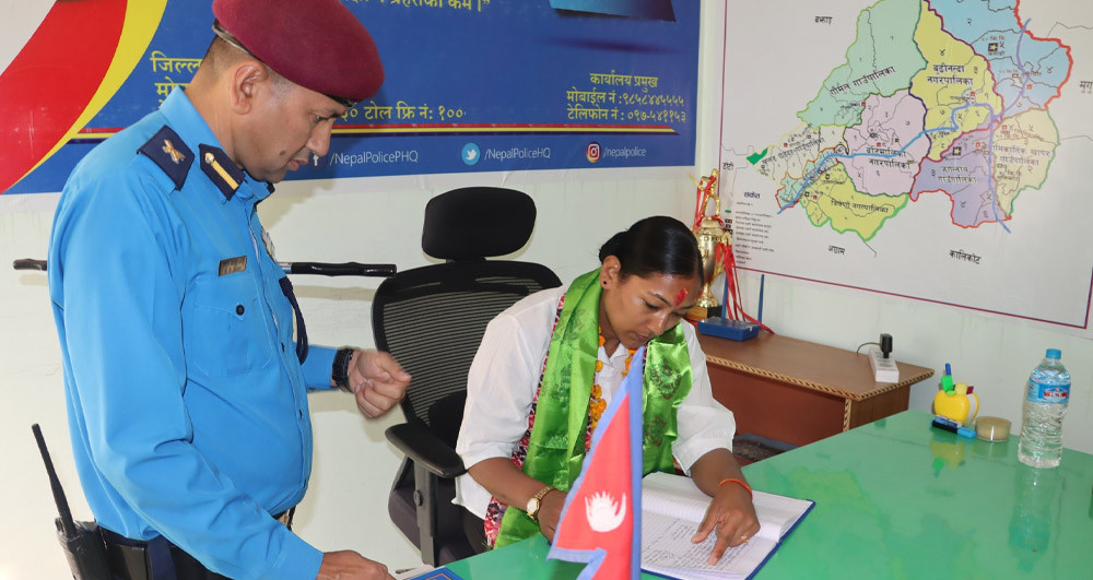पहिलो पटक महिला प्रहरीको काँधमा बाजुरा जिल्लाको कमाण्ड, डीएसपी शैलेश्वरीले सम्हालिन् जिम्मेवारी
