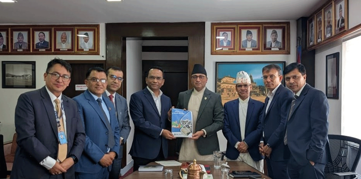 आर्थिक वर्ष २०८३-८४ को बजेटसम्बन्धी समीक्षा प्रतिवेदन अर्थमन्त्री डा. वाग्लेलाई हस्तान्तरण