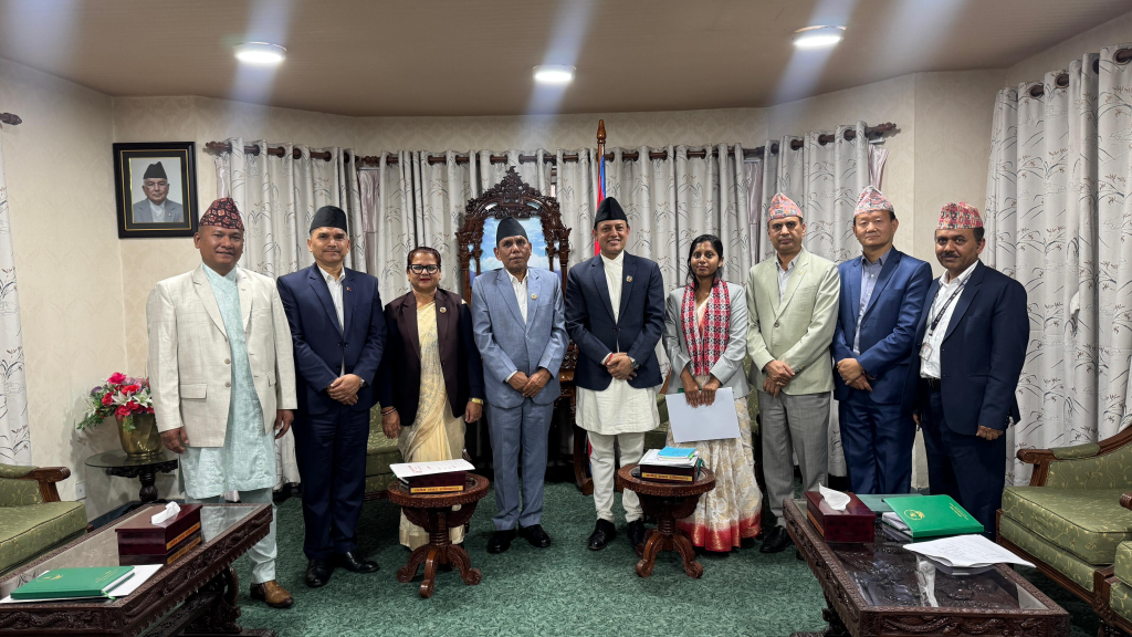 सांसदहरूले स्वकीय सचिव पाउने