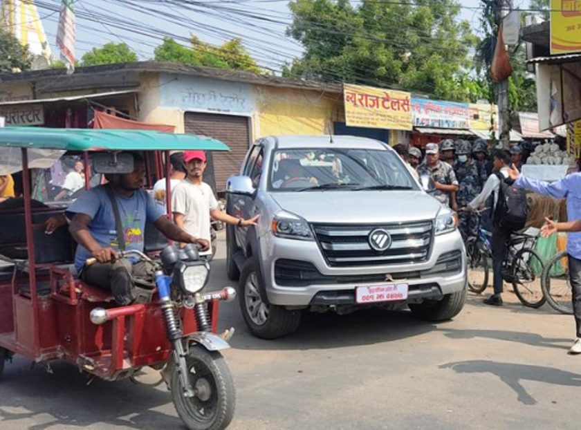 मुल्यबृद्धिको विरोधमा सरकारी गाडीको चाबी खोसियो