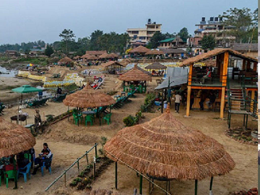 वर्षायामको आगमनसँगै सौराहामा घटे पर्यटक