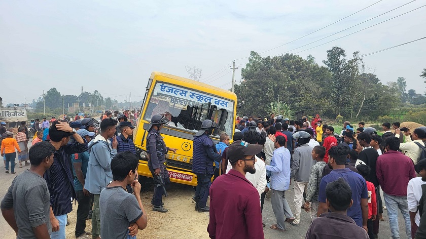 धनुषामा स्कुल बसको ठक्करबाट एक जनाको घटनास्थलमै मृत्यु, पाँच बढी घाइते