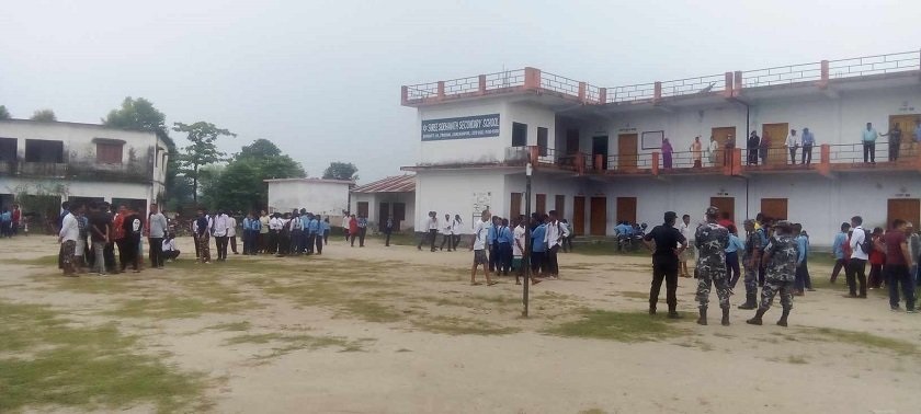 कञ्चनपुरमा छात्रामाथि यौन दुर्व्यवहार गर्ने शिक्षकलाई कुटपिट गरेको विरोधमा विद्यालय बन्द
