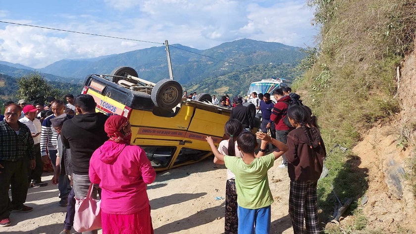 काठमाडौं र सिन्धुपाल्चोकको सीमानामा स्कूल भ्यान दुर्घटना, चालकसहित ७ जना घाइते