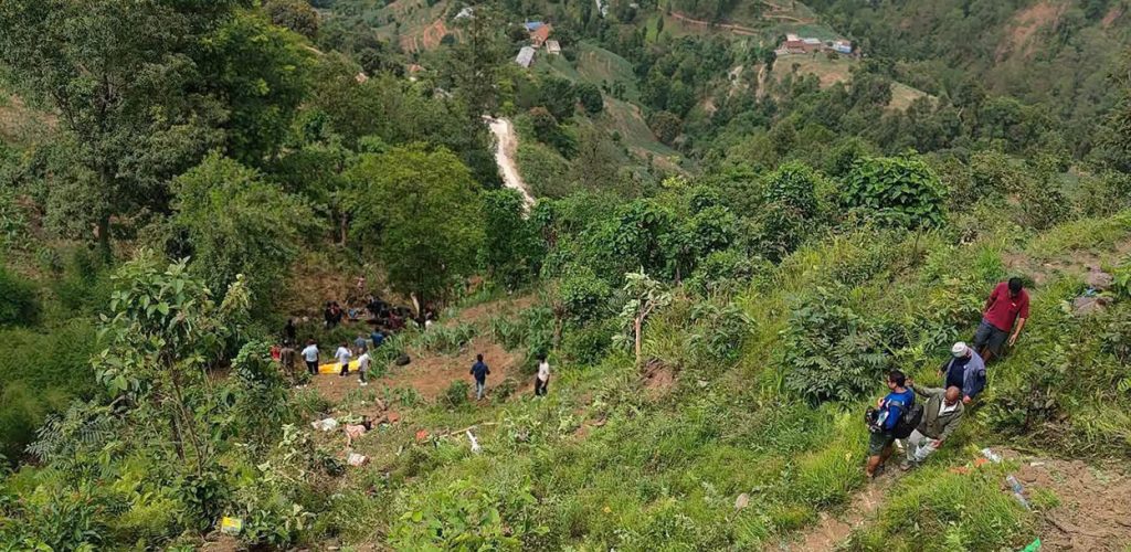 वीपी राजमार्गमा बस दुर्घटना, उद्धार कार्य जारी