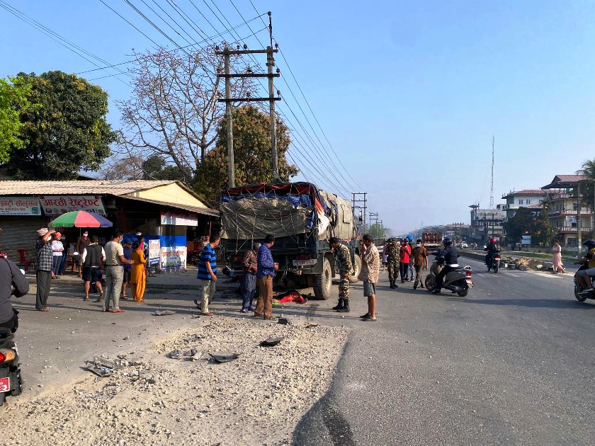 चितवनमा सेनाको ट्रकको ठक्करले दिँदा स्कुटीमा सवार दुईजना महिला घाईते, एकको अवस्था गम्भीर