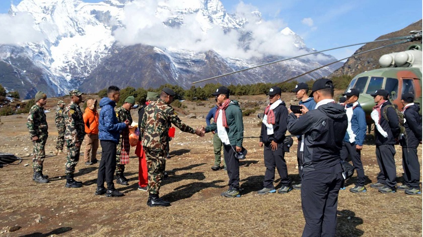 हिमाल सफाइका लागि सेनाको टोली सगरमाथा आधार शिविरतर्फ प्रस्थान