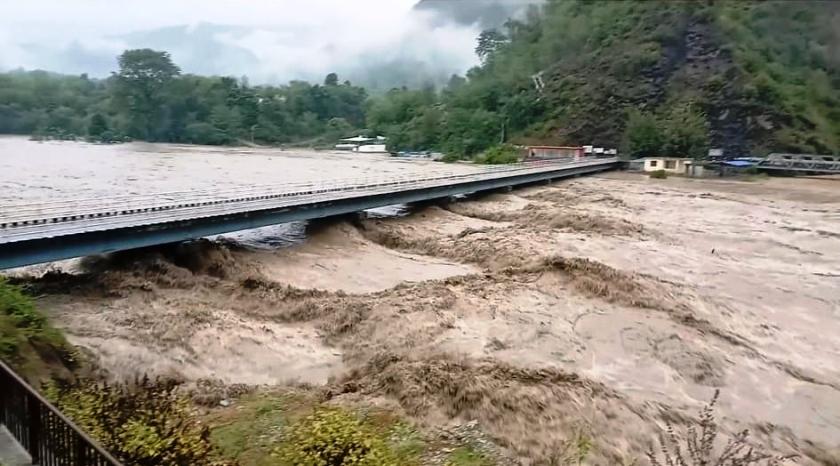 सेतीमा पानीको बहाव बढ्यो, बाजुरा जोड्ने पुल खतरामा परेसँगै जनजीवन प्रभावित