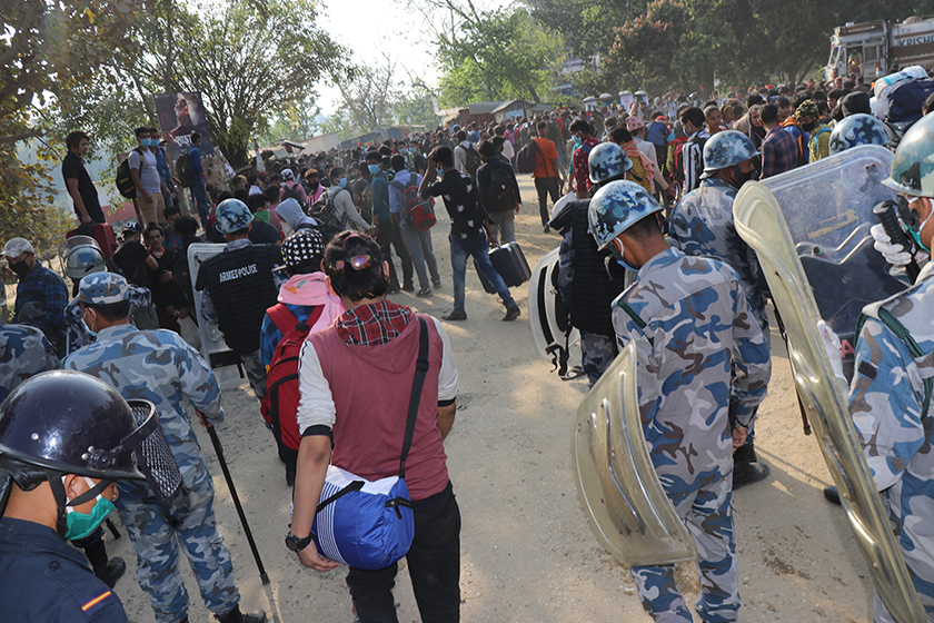 कोरोनाको नाममा नेपाल–भारत सिमानामा यसरी हुँदैछ मानवअधिकारको उपहास !