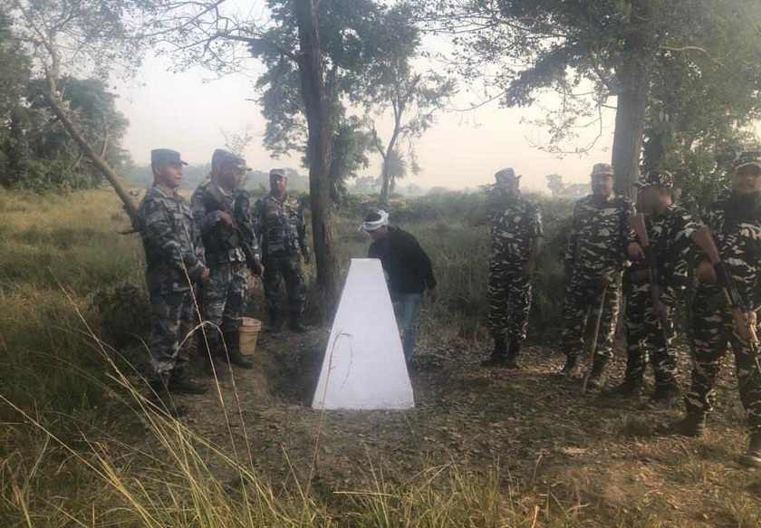 सशस्त्रको एक फौज २४ सै घण्टा सीमा गस्तीमा