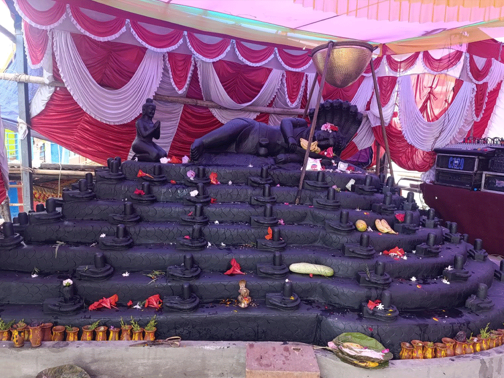 एउटै ढुंगामा १०८ शिवलिंग र नागसहितको मूर्ति