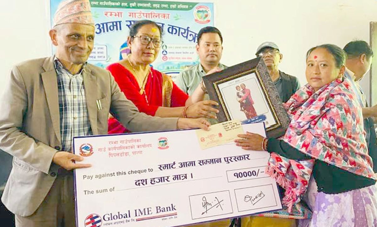१५ जना ‘स्मार्ट’ आमा सम्मानित