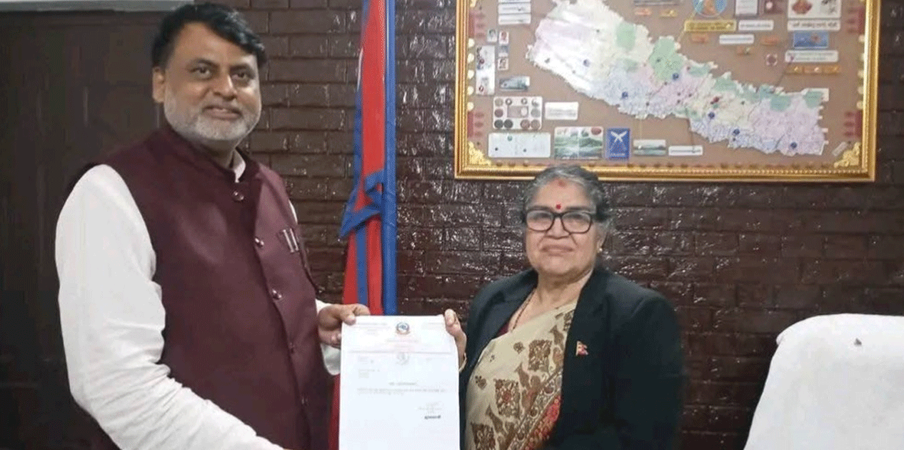 प्रदेश प्रमुखको कार्यालयमा सोनलले बुझाए राजीनामा पत्र