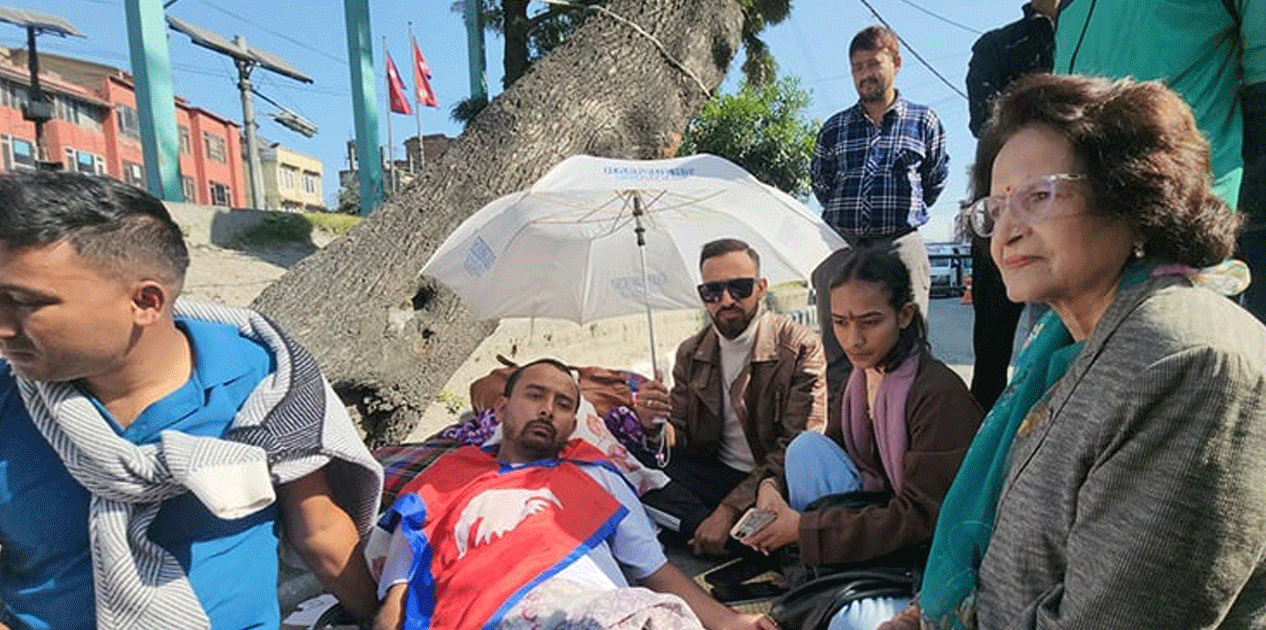 माइतीघरमा आमरण अनशन बसेका सिंहलाई स्वास्थ्य मन्त्री शर्माले भेटिन्