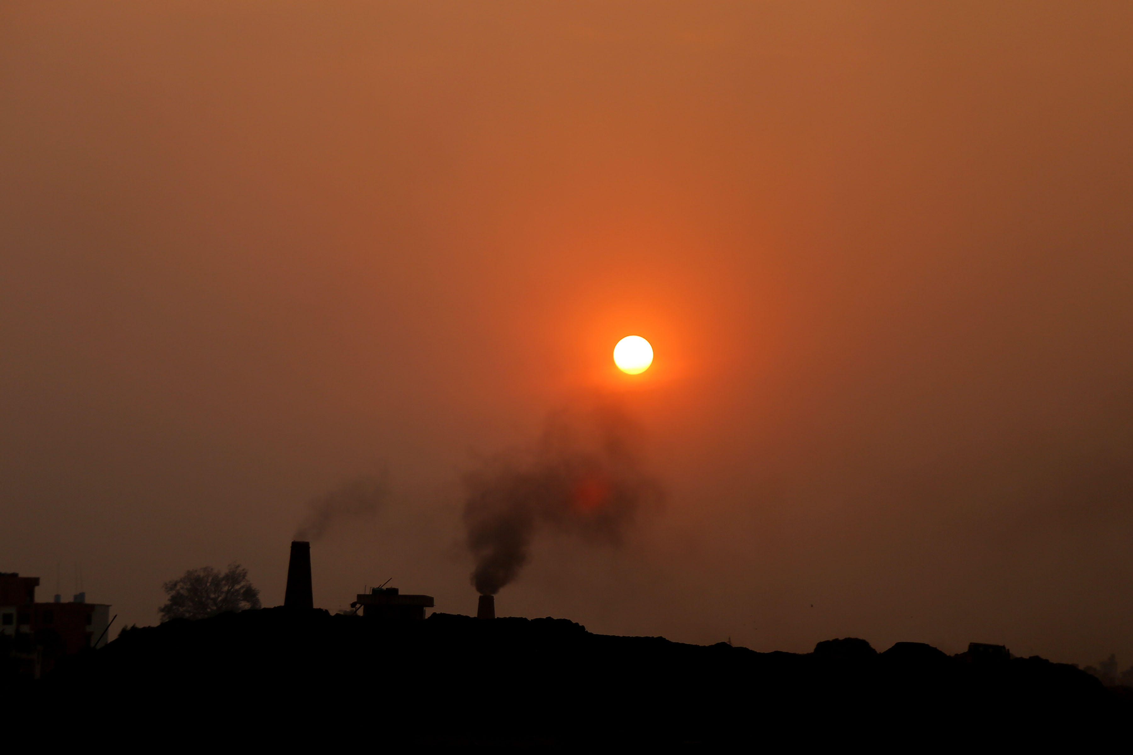 वैज्ञानिकले भन्यो : सूर्यबाट ठुलो सौर्यज्वाला निस्कदैं, पृथ्वीमा समेत ठुलो हलचलको खतरा