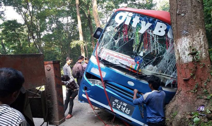 देवघाट सडकखण्डमा सिटी बस दुर्घटना हँदा १२ जना घाईते