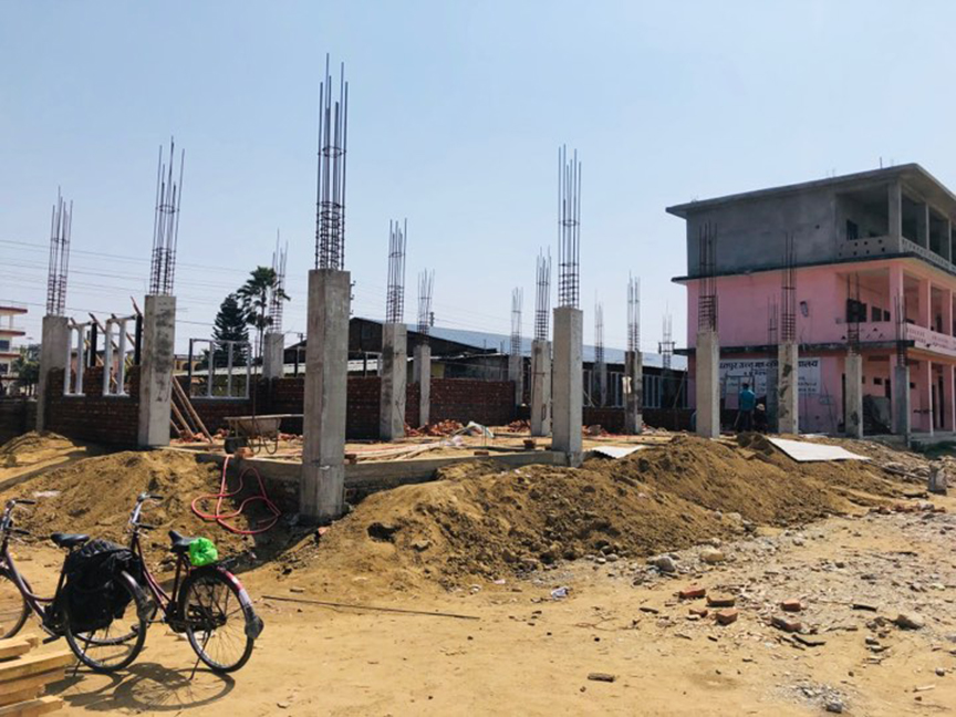 भूकम्पले क्षति पुत्याएका चितवनका विद्यालयहरु धमाधम निर्माण हुँदै