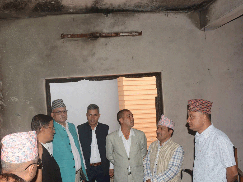 मुख्यमन्त्री पाण्डेद्वारा क्षतिग्रस्त सरकारी कार्यालयको निरीक्षण