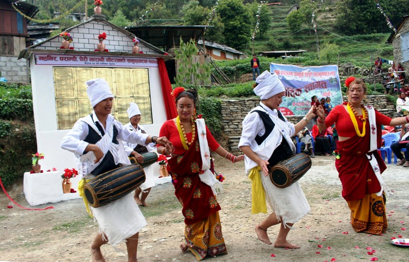 मारुनी नाच प्रस्तुत गर्दै कलाकार