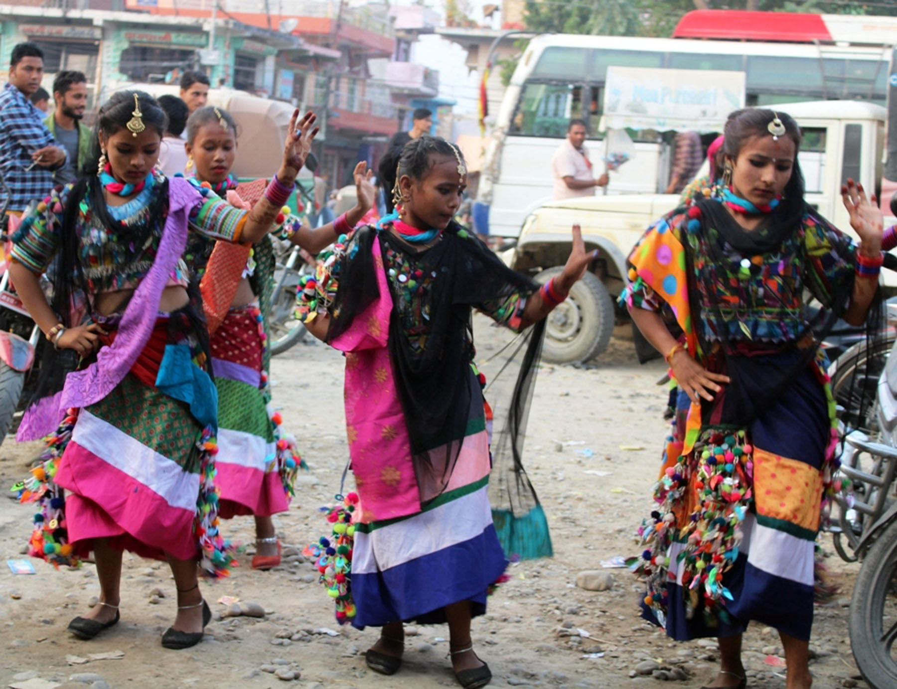 देउसी–भैलीमा नृत्य प्रस्तुत