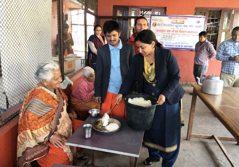 दिदीको पाँचौं वार्षिक पुण्यतिथिमा बहिनी रेनुले पस्किइन् वृद्धवृद्धालाई खाना