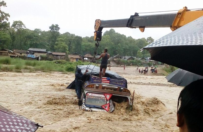 मकवानपुरमा भीषण वर्षा, बाटो अबरुद्ध, गाडीलाई खोलाले बगायो