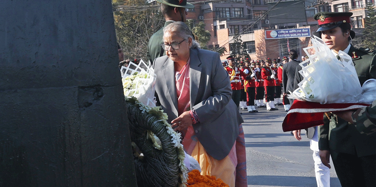 पृथ्वीनारायणको सालिकमा प्रधानमन्त्री कार्कीले गरिन् पुष्पगुच्छा अर्पण