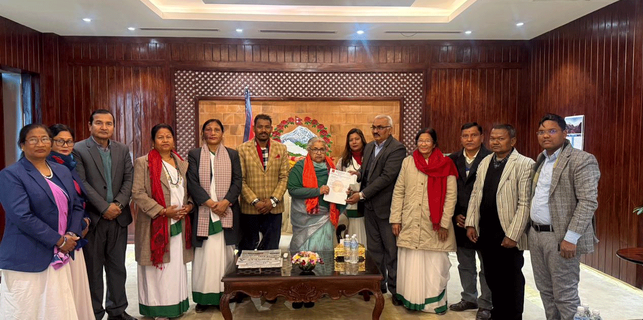 प्रधानमन्त्री कार्कीसँग थारु कल्याणकारिणी सभाको एक प्रतिनिधिमण्डलको भेट