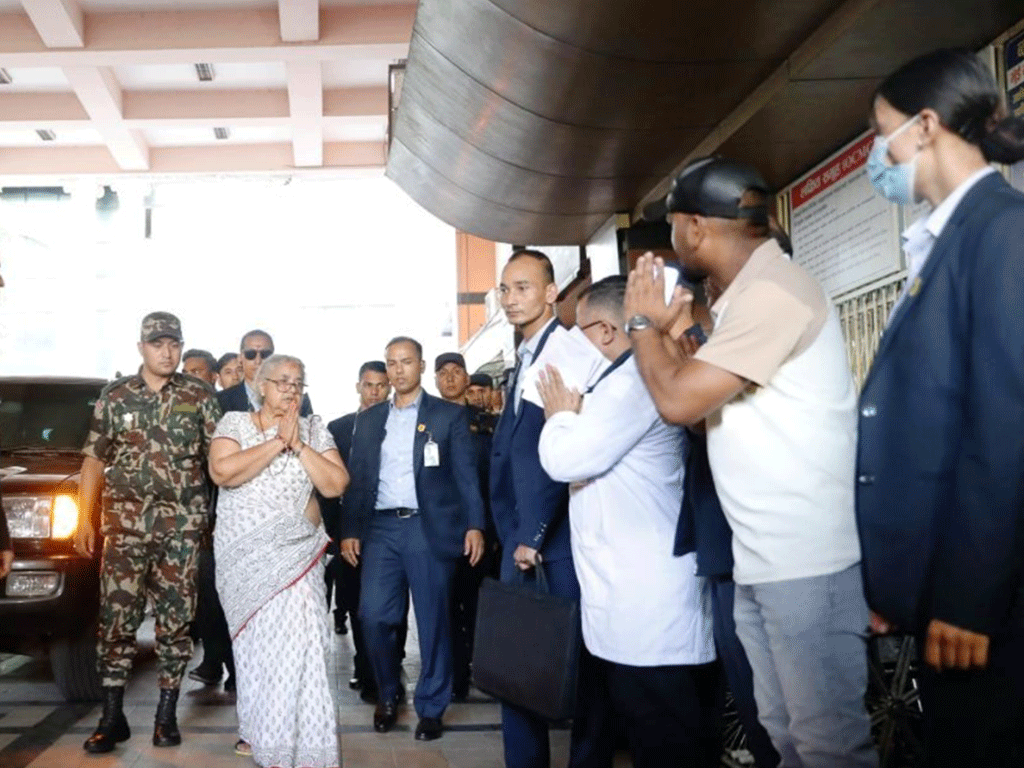 जेन जेड आन्दोलनका घाइते भेट्न ट्रमा सेन्टर पुगिन् प्रधानमन्त्री कार्की