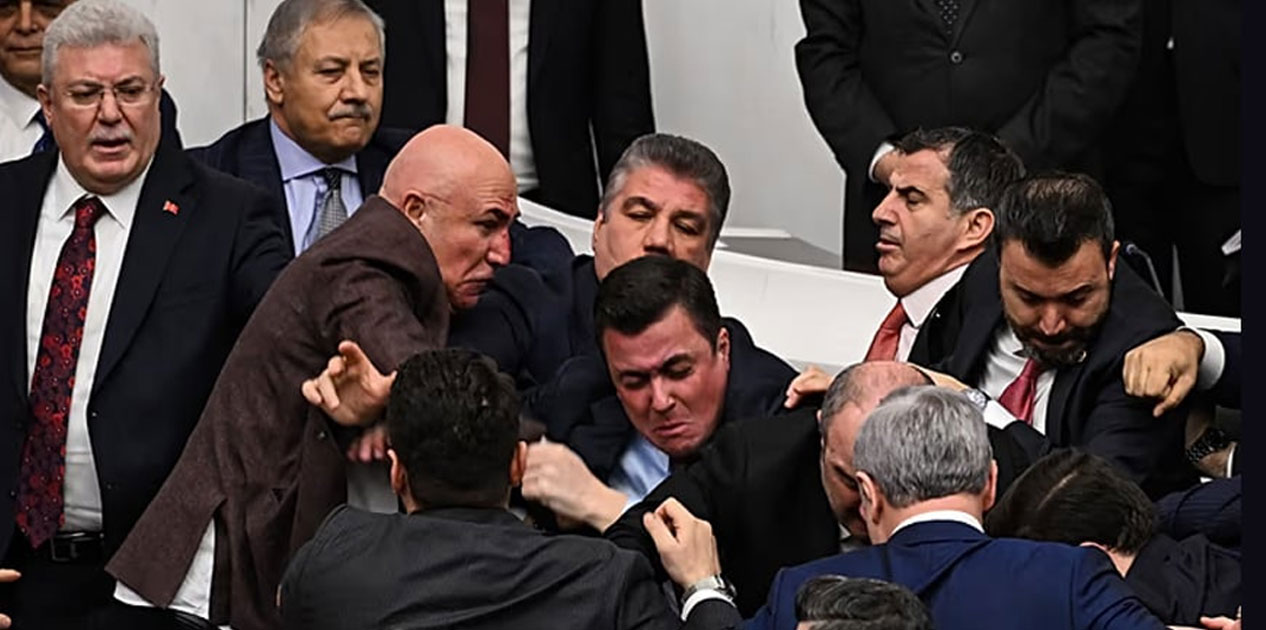 टर्की संसद्‌मा मन्त्री शपथ ग्रहणको क्रममा सांसदहरूबीच झडप, केही घाइते