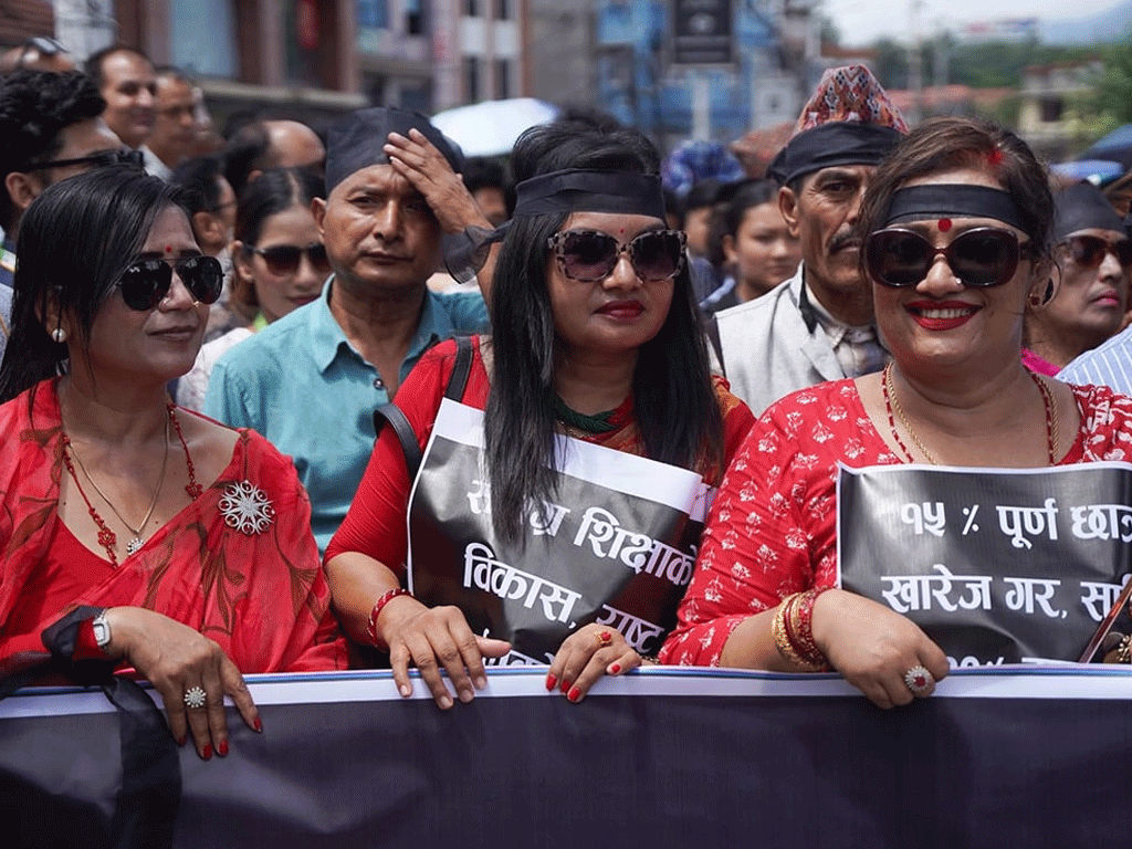 कालोपट्टी बाँधेर निजी विद्यालय सञ्चालकले गरे प्रदर्शन