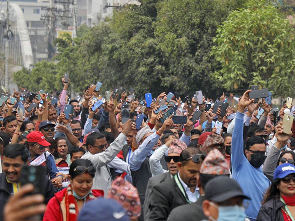 दिउँसै टर्च बालेर शिक्षक-कर्मचारीहरूले गरे सरकारको विरोध