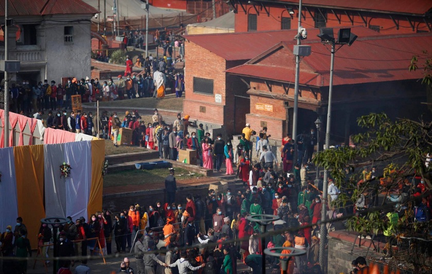 पशुपतिनाथमा साढे दुई लाख दर्शनार्थीले गरे दर्शन,बेलुकीसम्म करिब आठ लाख भक्तजनले  दर्शन गर्ने अनुमान