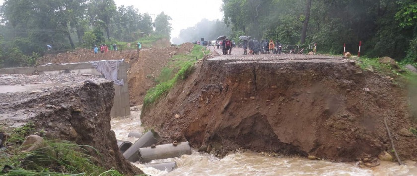 नवलपरासीको गैंडाकोटमा डाइभर्सन बगाउँदा राजमार्ग अवरुद्ध