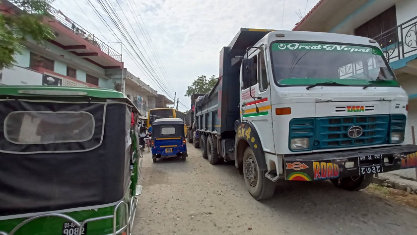 टिपर चलाउन स्थानीयले लगाए रोक