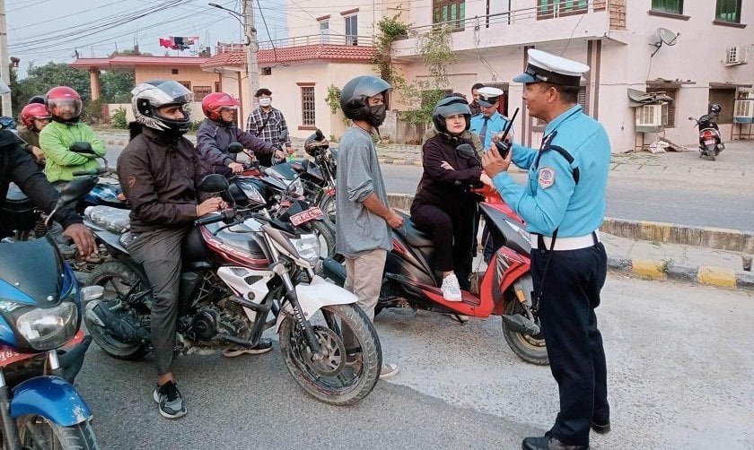 भक्तपुरमा लागुपदार्थ सेवन गरी सवारी चलाउने तिन जना चालक प्रहरीको नियन्त्रणमा