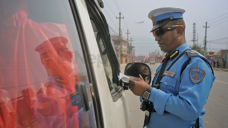 ट्राफिक प्रहरीले २० वर्ष पुरानो माइक्रो बस  कारवाहीको लागि ललितपुर पठायो